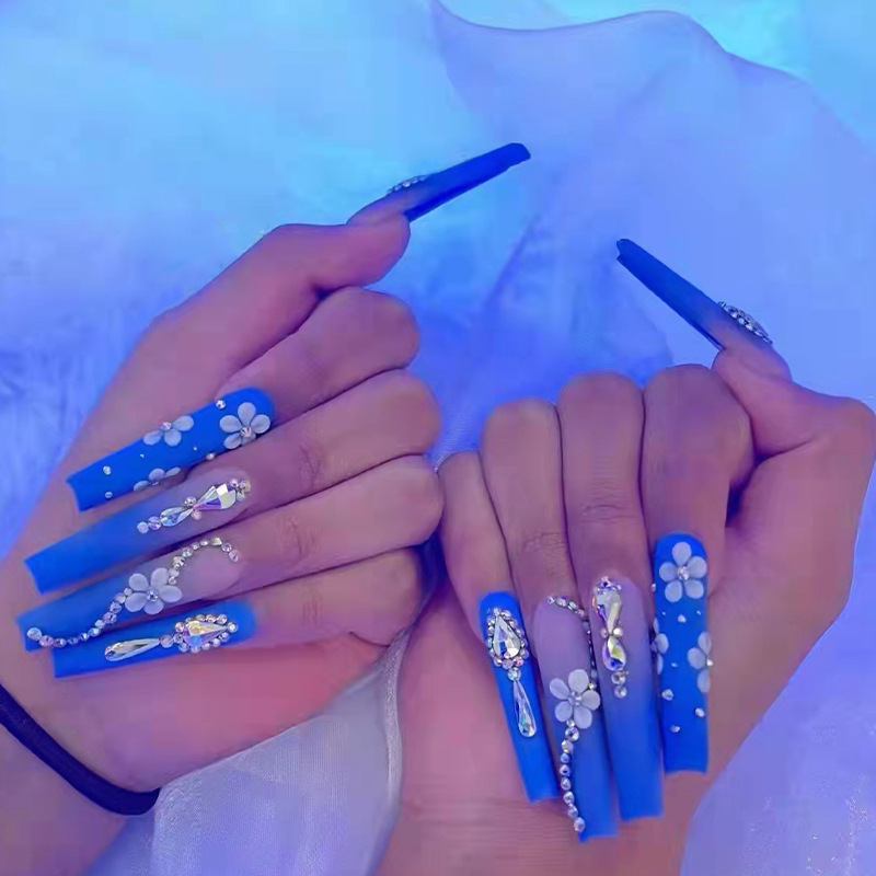 Long Press on Nails Azul francês brilhante Cobertura completa Unhas falsas Flores Ballerina Nail Art Set DIY Artificial Acrílico Fake Nail Tips Stick on Nails para mulheres 24 unidades
